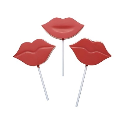 Pirulitos em forma de lábios vermelhos com suporte branco