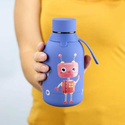 Garrafa azul com desenho de robô segurada por pessoa de camiseta amarela