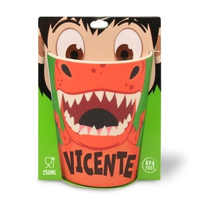 Copo reutilizável de plástico com design de dinossauro, nome Vicente, e embalagem verde com rosto de rapaz desenhado