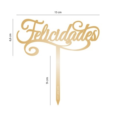 Decoração de bolo em madeira com a palavra Felicidades e estaca