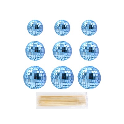 Bolas de festa com padrão de espelhos azuis e palitos de madeira