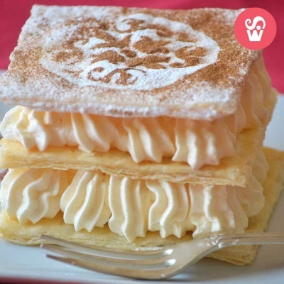 Sobremesa de massa folhada com creme e açúcar em pó