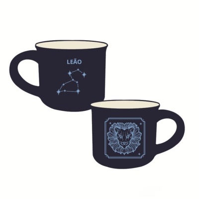 Canecas pretas com interior creme e desenhos azuis de leão e constelação