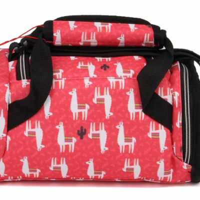 Bolsa de transporte vermelha com padrão de lhamas brancas e cactos pretos