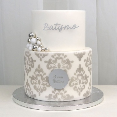 Bolo de batismo branco e cinza com decoração floral e esferas prateadas