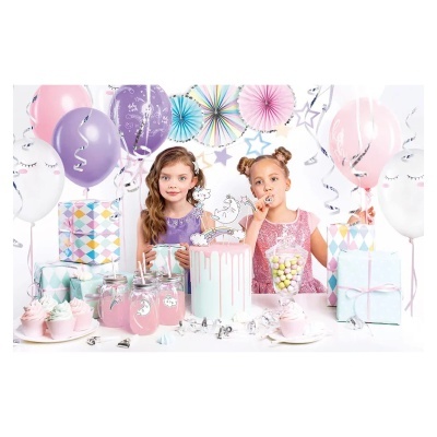 Festa infantil com bolo de unicórnio, balões e presentes coloridos com duas meninas