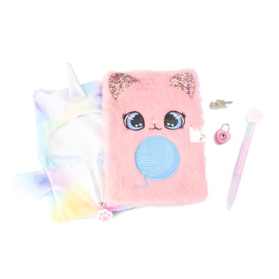 Caderno rosa felpudo com cara de gato e acessórios coloridos ao lado