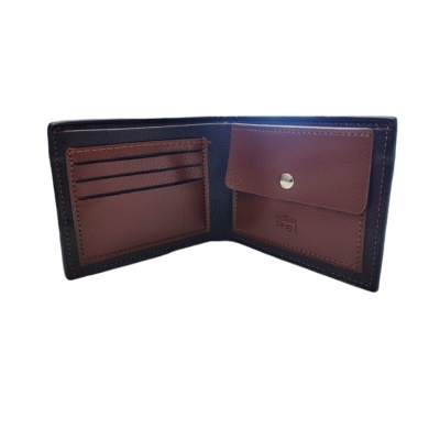 Carteira bifold em couro preto e castanho com compartimentos para cartões e bolso com botão