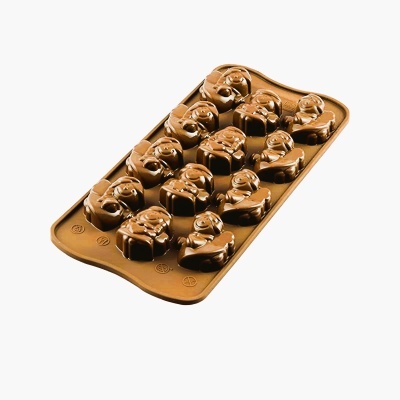 Forma de silicone castanha com figuras animadas para chocolates em fundo branco
