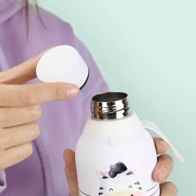 Garrafa térmica branca com estampa de vaquinha e tampa removível