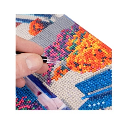 Quadro de pintura com miçangas coloridas e ferramenta para aplicação