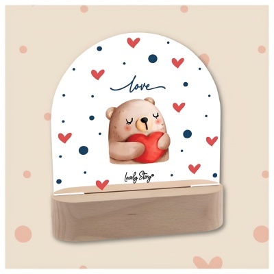 Suporte de madeira com placa decorativa de urso com coração e corações vermelhos ao redor