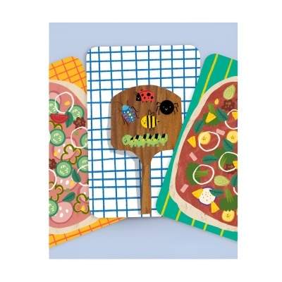 Três panos de cozinha coloridos com padrões de pizza e insetos sobre fundo azul