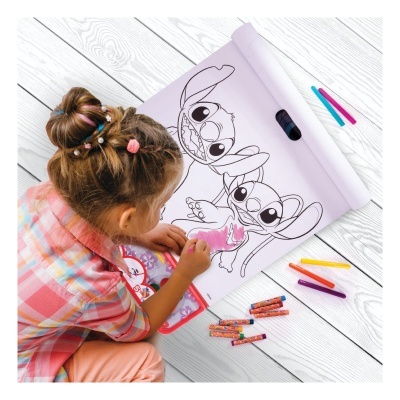 Criança a pintar tapete de desenho com personagens animais e canetas coloridas no chão de madeira