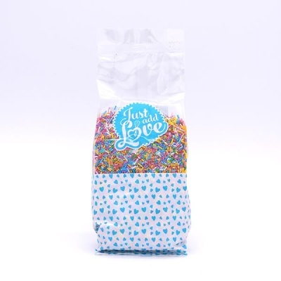 Pacote de confeitos coloridos para bolos com etiqueta 'Just add Love'