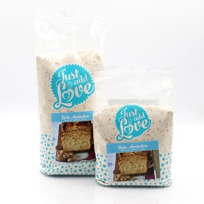 Pacotes de mistura para bolo Just add Love sabor amêndoa com rótulo azul e imagem de bolo.