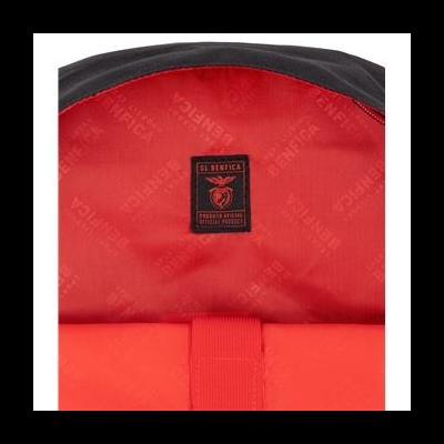 Interior de mochila vermelha com etiqueta do SL BENFICA