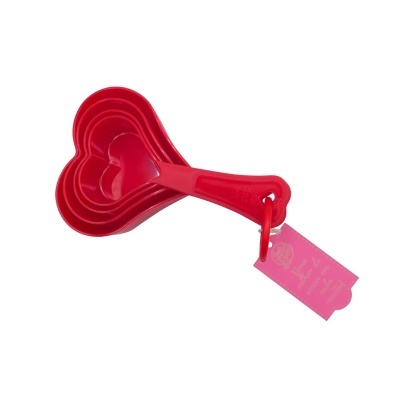 Colheres medidoras vermelhas em forma de coração com etiqueta rosa