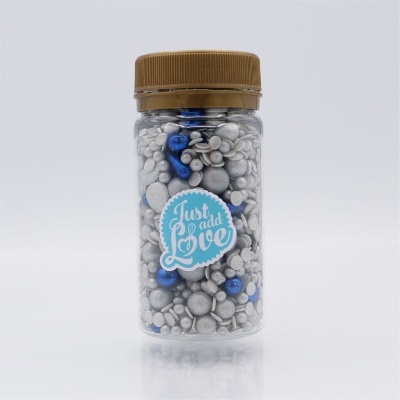 Frasco transparente com confeitos prateados e azuis e etiqueta 'Just add Love'.