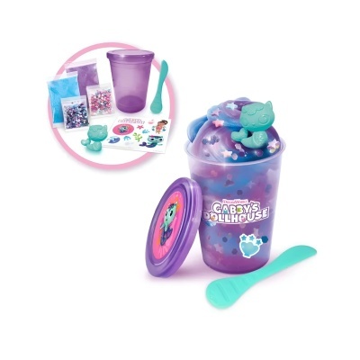 Conjunto de brinquedo Gabbys Dollhouse com copo roxo, tampa, colher, glitter, confetis, autocolantes e figura de gato verde.