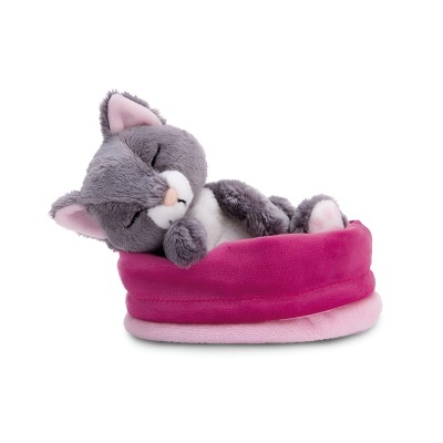 Peluche de gato cinzento a dormir numa cama rosa