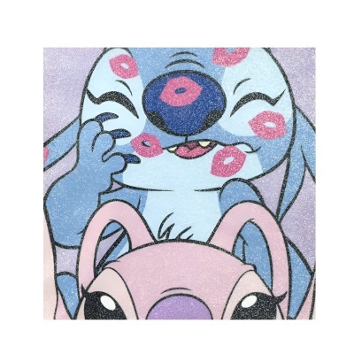 Personagens de desenho animado azul e rosa com marcas de beijo