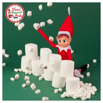 Elfo vermelho com marshmallows empilhados em fundo verde