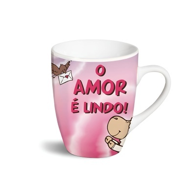 Caneca com texto O AMOR É LINDO! e ilustrações de pássaro e personagem num fundo rosa