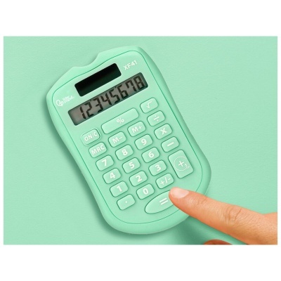 Calculadora digital verde claro com ecrã LCD e dedo a carregar no botão igual