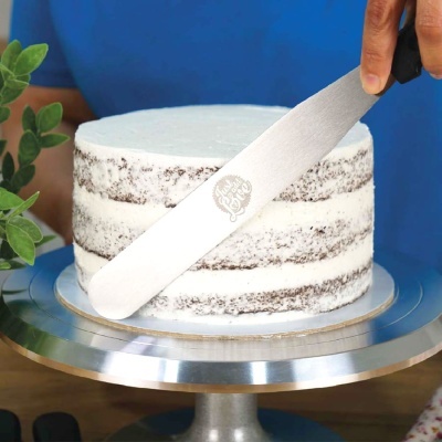 Bolo camada dupla branco com espátula metálica escrita Made With Love e suporte metálico