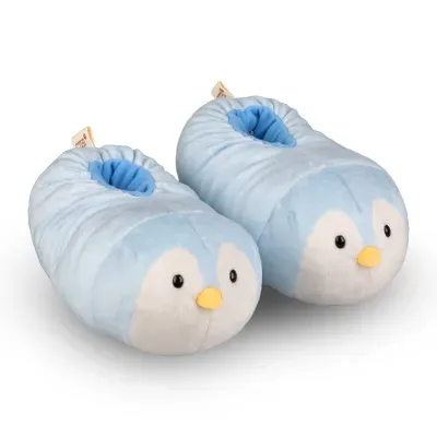 Chinelos de pelúcia azul claro e branco com formato de pinguim