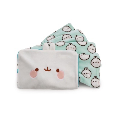 pochete branca felpuda com rosto desenhado e tecido azul claro com padrão de rostos