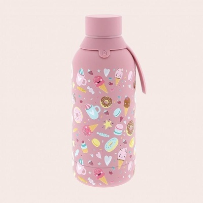 Garrafa de água rosa com padrão colorido de doces e tampa rosa