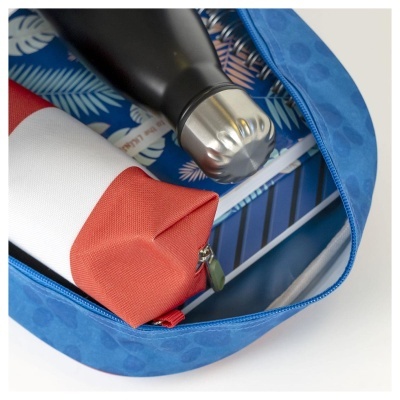 Saco azul com garrafa térmica preta, estojo vermelho e branco e caderno com capa tropical