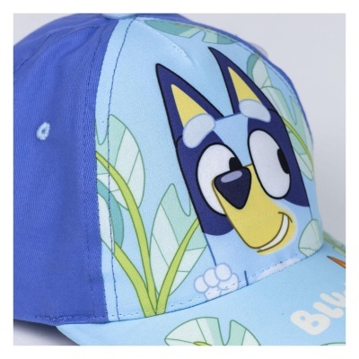 Boné azul com estampa do personagem Bluey e folhas verdes