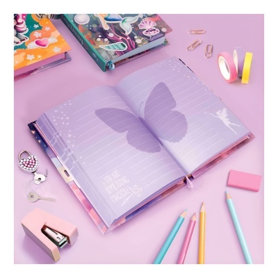 Caderno lilás aberto com borboleta e fada, lápis pastel, clips, fita adesiva, borracha e grampeador em fundo rosa