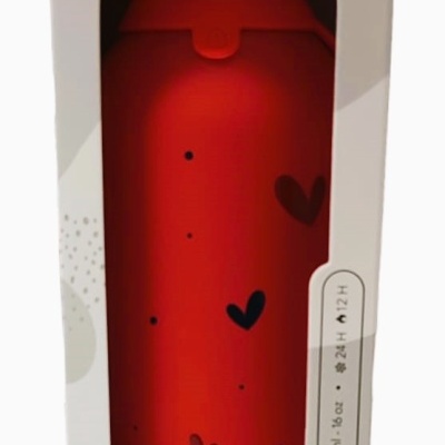 Garrafa térmica vermelha com corações na embalagem branca