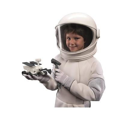 Criança em fato de astronauta segurando modelo de veículo robótico branco.