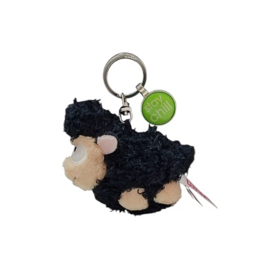 Chaveiro pelúcia ovelha preta com pendente verde 'stay chill'