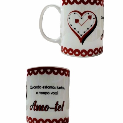 Caneca branca com coração vermelho e texto romântico em português.