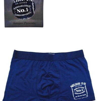 Cuecas boxer azuis com estampa branca e caixa preta com texto