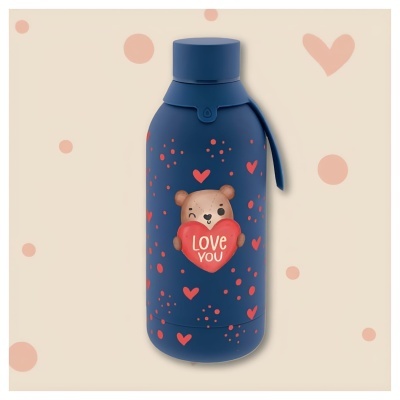 Garrafa azul com desenho de ursinho e coração vermelho com texto Love You