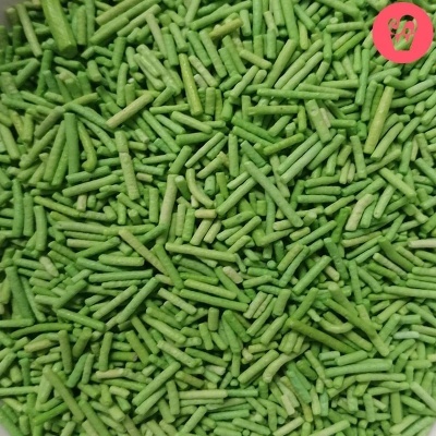 Granulados pequenos verdes cilíndricos com textura irregular