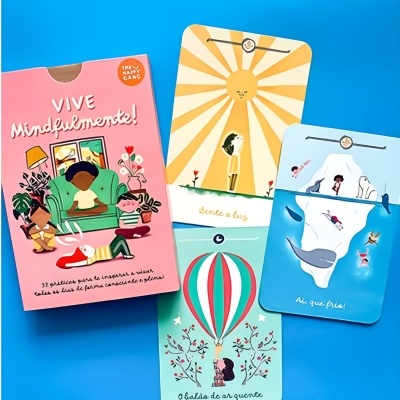 Cartões ilustrados coloridos com textos inspiradores em português sobre um fundo azul.