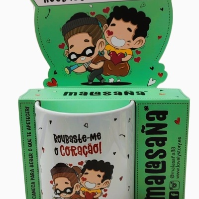 Caneca branca com ilustração de personagens e texto 