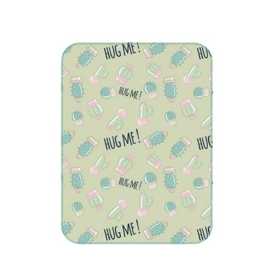 Manta verde claro com desenhos coloridos de cactos e texto HUG ME