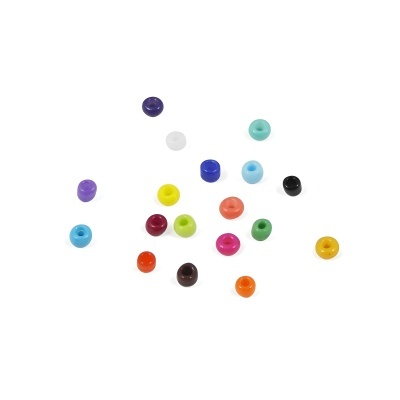 Contas coloridas cilíndricas com buraco no meio sobre fundo branco