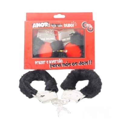 Algemas peludas preta e vermelha com chaves e embalagem vermelha com texto