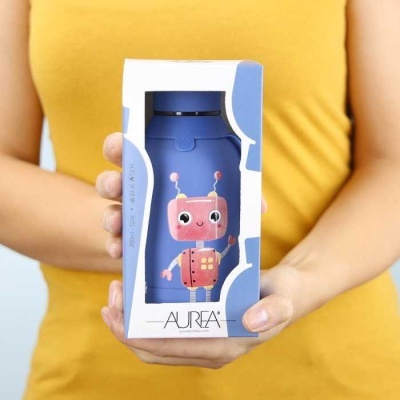 Garrafa azul com desenho de robô em caixa branca e azul segurada por pessoa de camiseta amarela