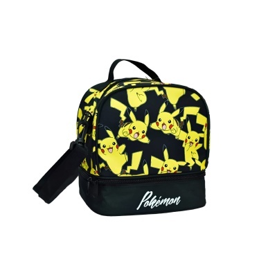 Mala pequena preta com estampa de Pikachu e texto Pokémon